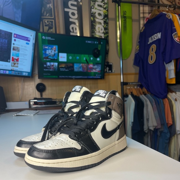 Air Jordan 1 Retro High OG 'Dark Mocha' 555088-105
Mens size 5.5 or woman’s sz7 - Picture 2 of 7